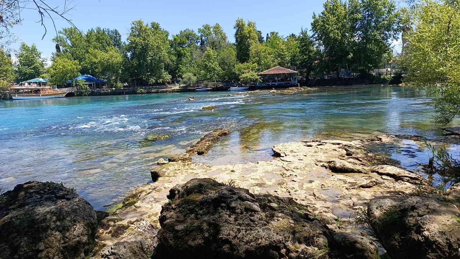 Manavgat Şelalesi&rsquo;nde su seviyesi d&uuml;şt&uuml;, kara g&ouml;r&uuml;nd&uuml;
