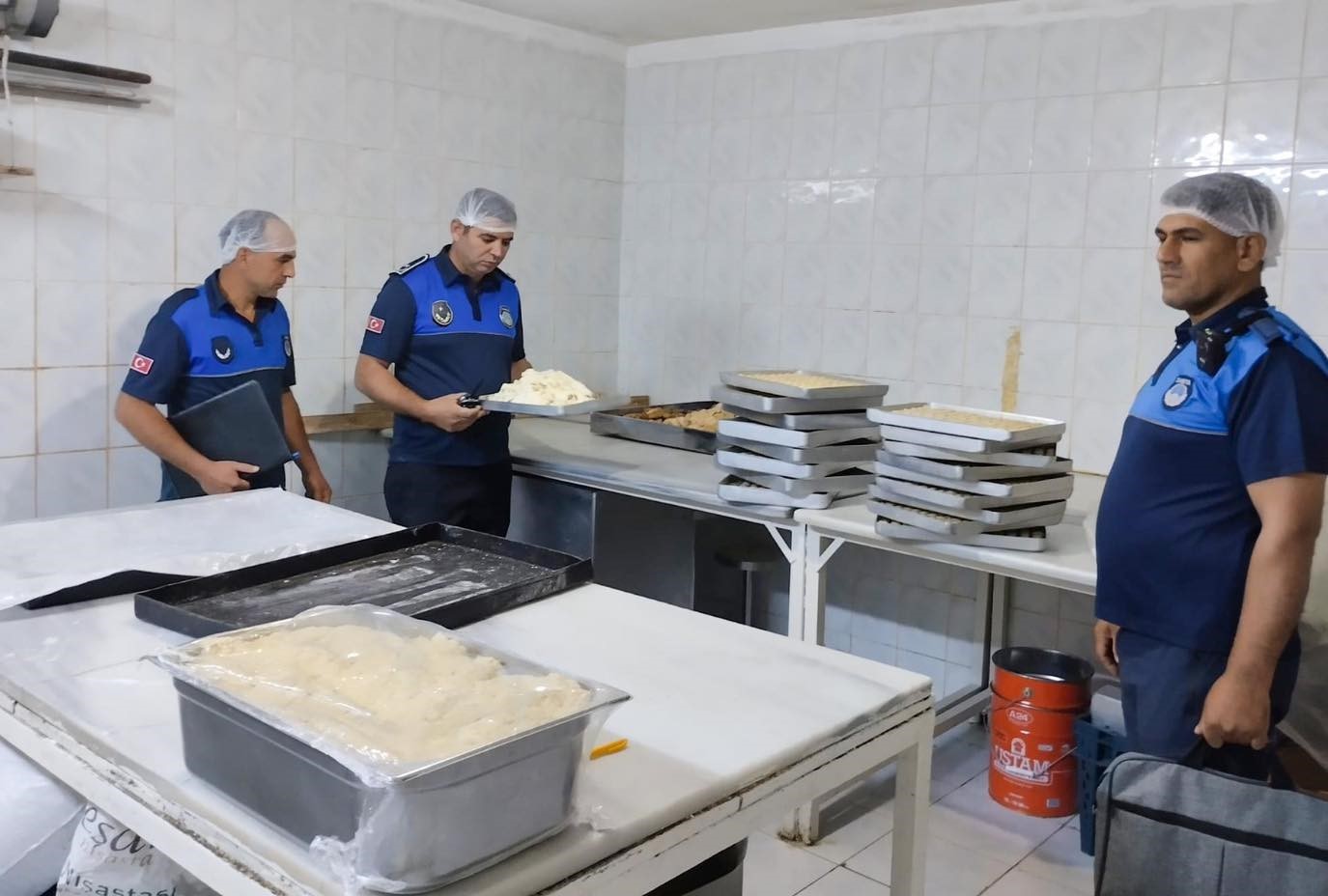 Zabıta ekipleri tatlı imalathanelerinde denetimlerini s&uuml;rd&uuml;r&uuml;yor
