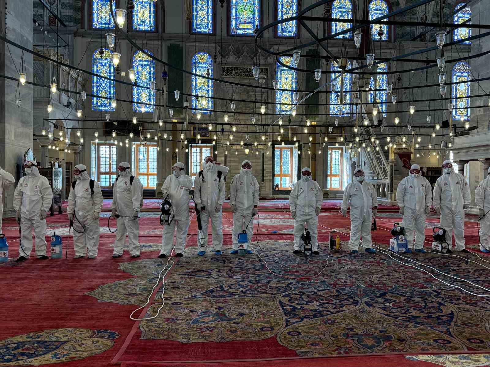 Fatih Camii’nde bayram temizliği