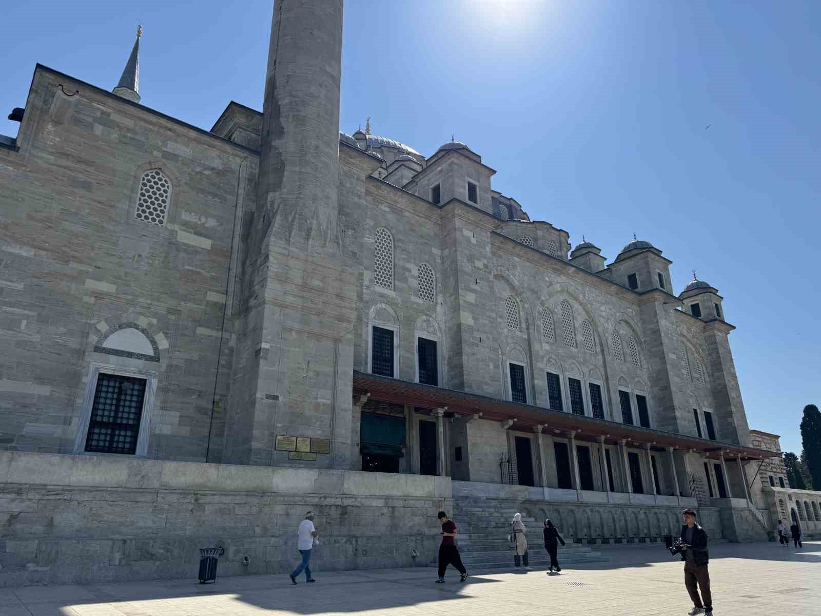 Fatih Camii&rsquo;nde bayram temizliği
