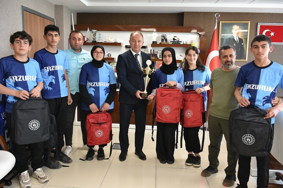 &Ccedil;akmur kutladı hediye verdi
