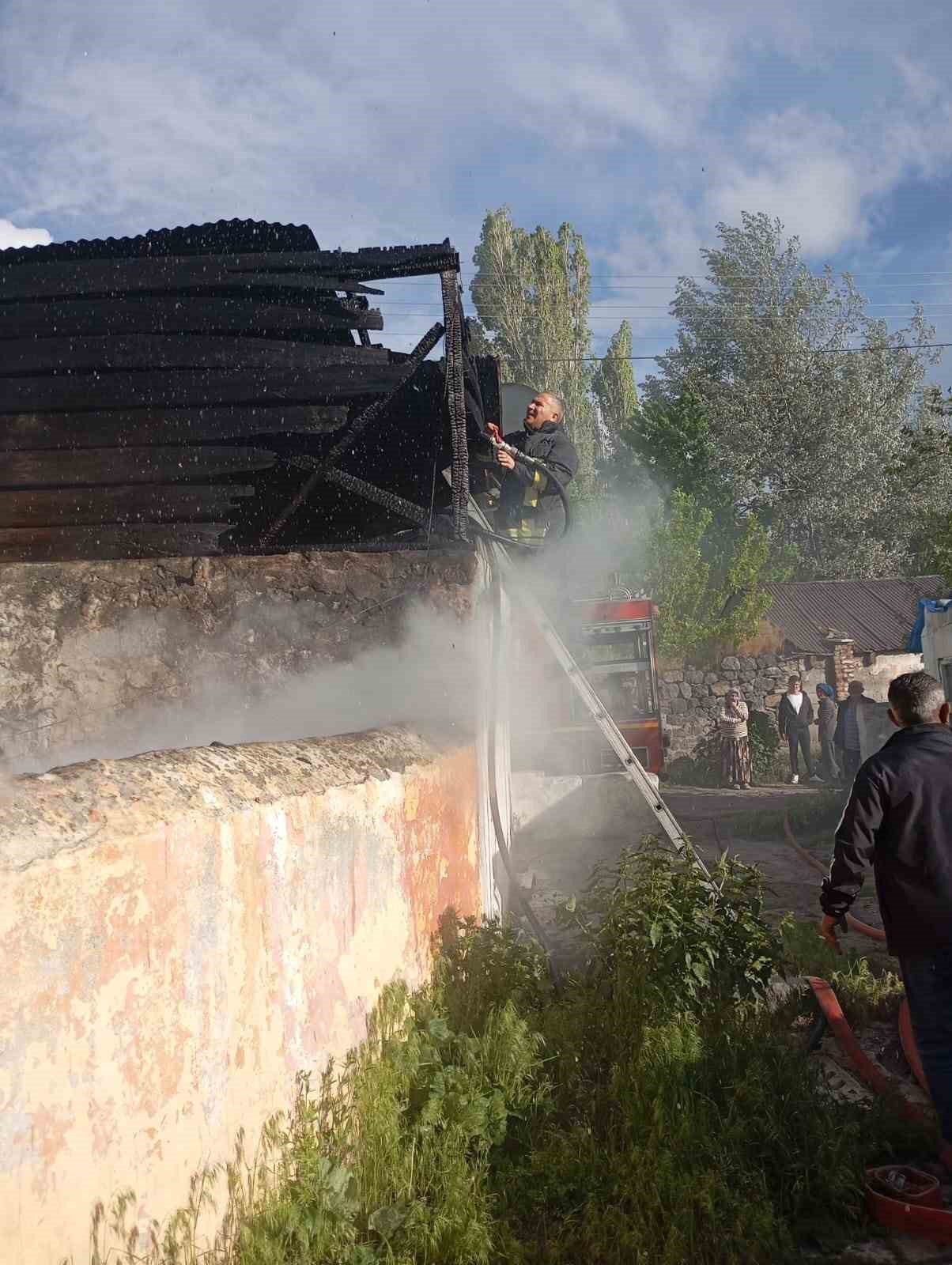 Kars&rsquo;ta &ccedil;atı yangını s&ouml;nd&uuml;r&uuml;ld&uuml;
