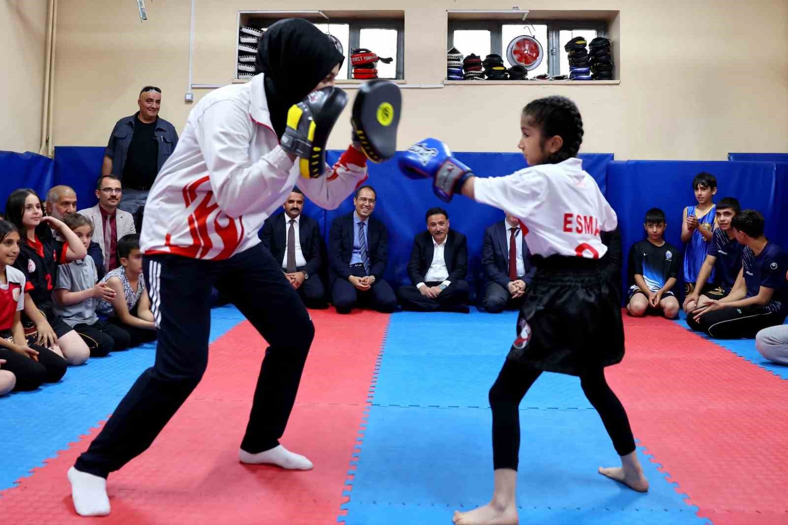 Vali &Ccedil;i&ccedil;ek&rsquo;ten Erva Sağlık Spor Kul&uuml;b&uuml;&rsquo;ne ziyaret
