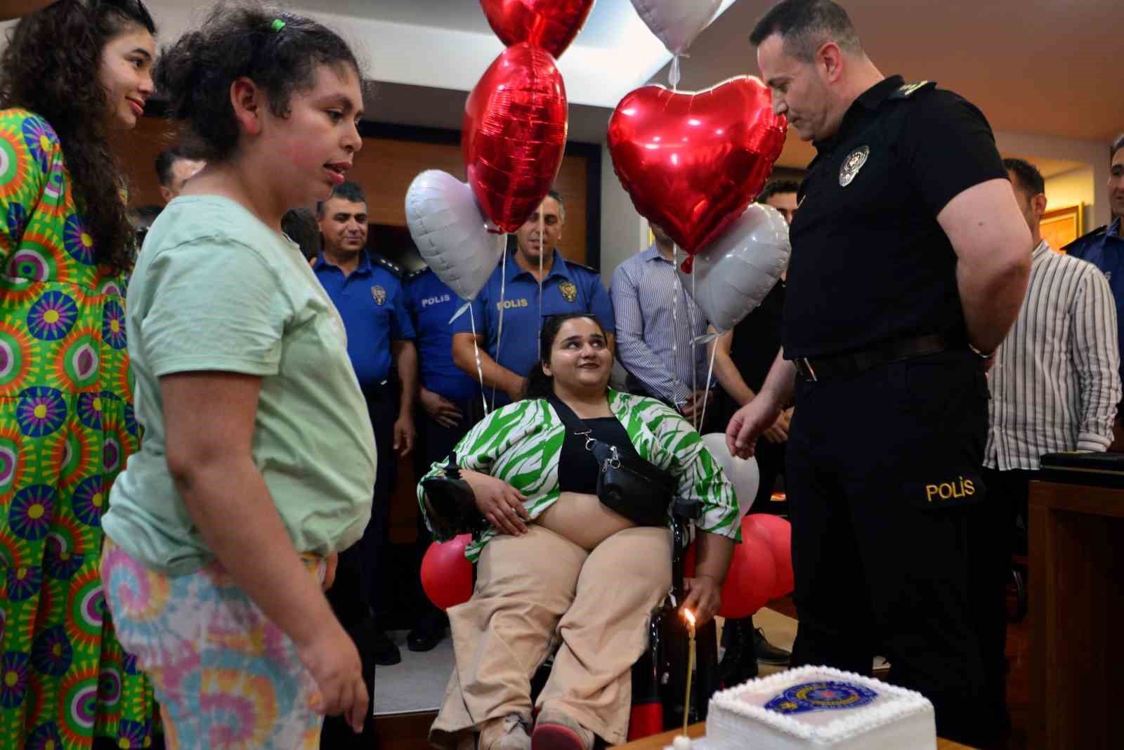 Devriyede g&ouml;rd&uuml;kleri Zozan&rsquo;a bayram s&uuml;rprizi: Hayalini kurduğu ak&uuml;l&uuml; sandalye ger&ccedil;ek oldu
