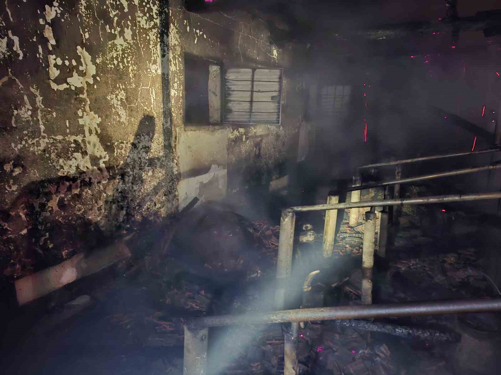 Bayram öncesi felaket: Ahırda çıkan yangın, satışı yapılan 16 büyükbaşı telef etti