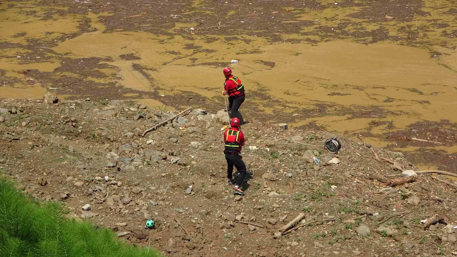 Trabzon’da dünkü selde kaybolan Hüseyin Aydın’ı arama çalışmaları Sera Gölü’nde sürüyor