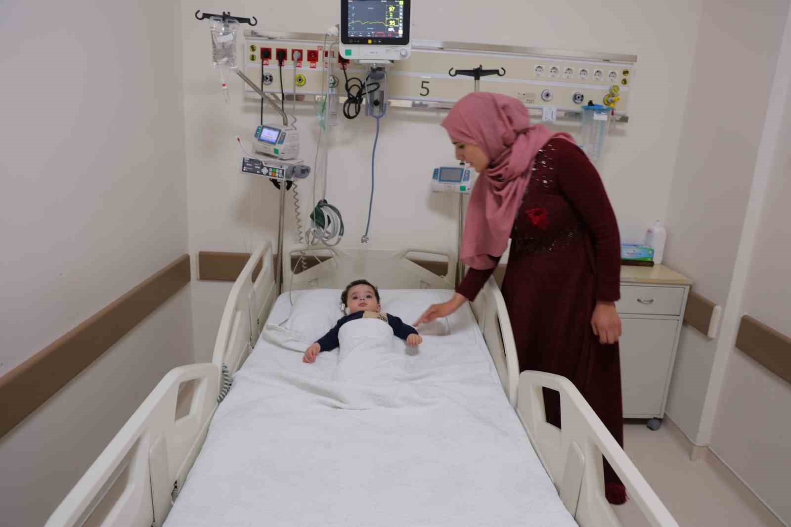 Boğazına havuç kaçan bebek, 10 dakikalık kalp masajıyla hayata döndü
