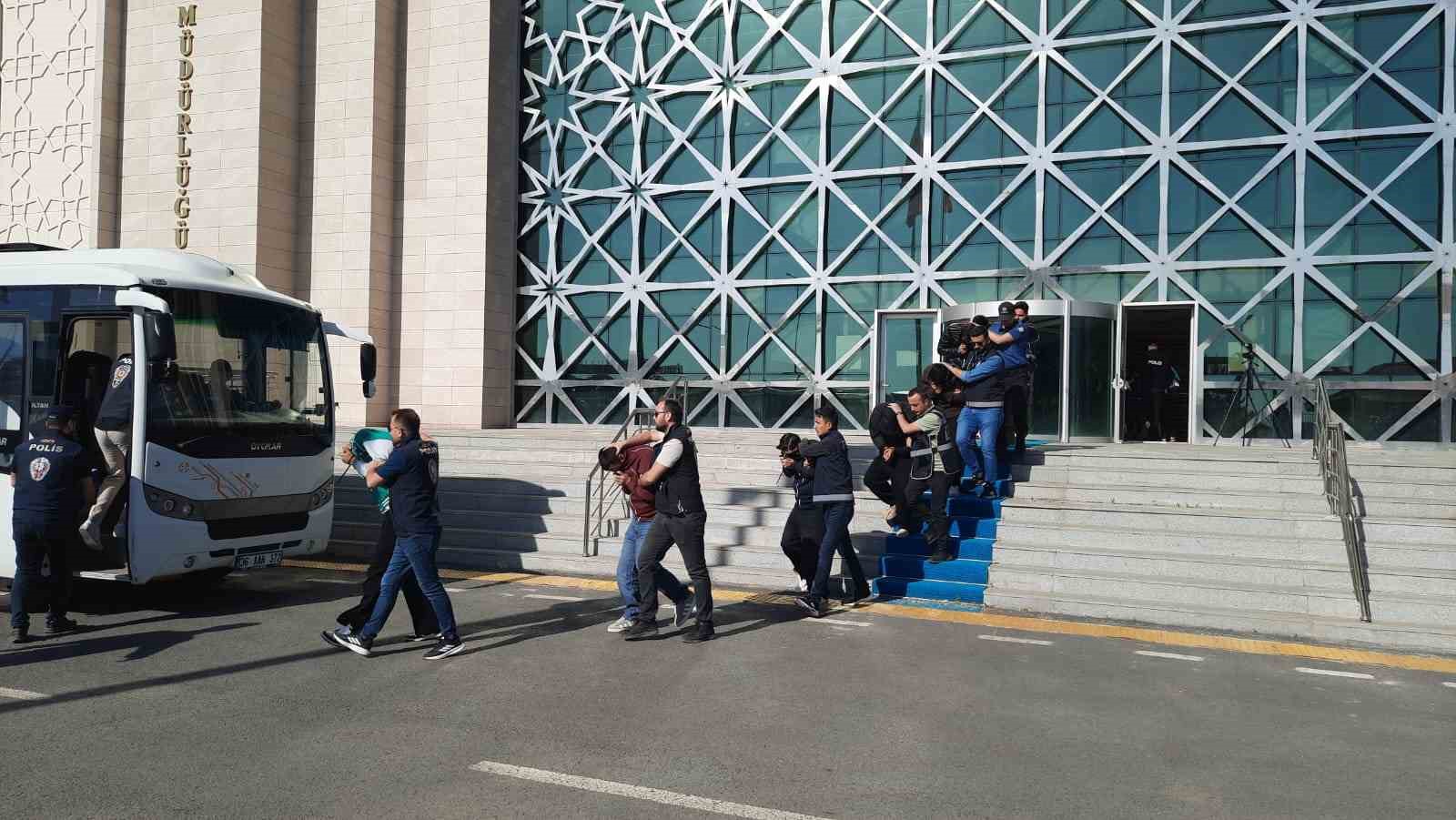 Kars polisi yüzlerce kişiyi dolandıran çeteyi çökertti