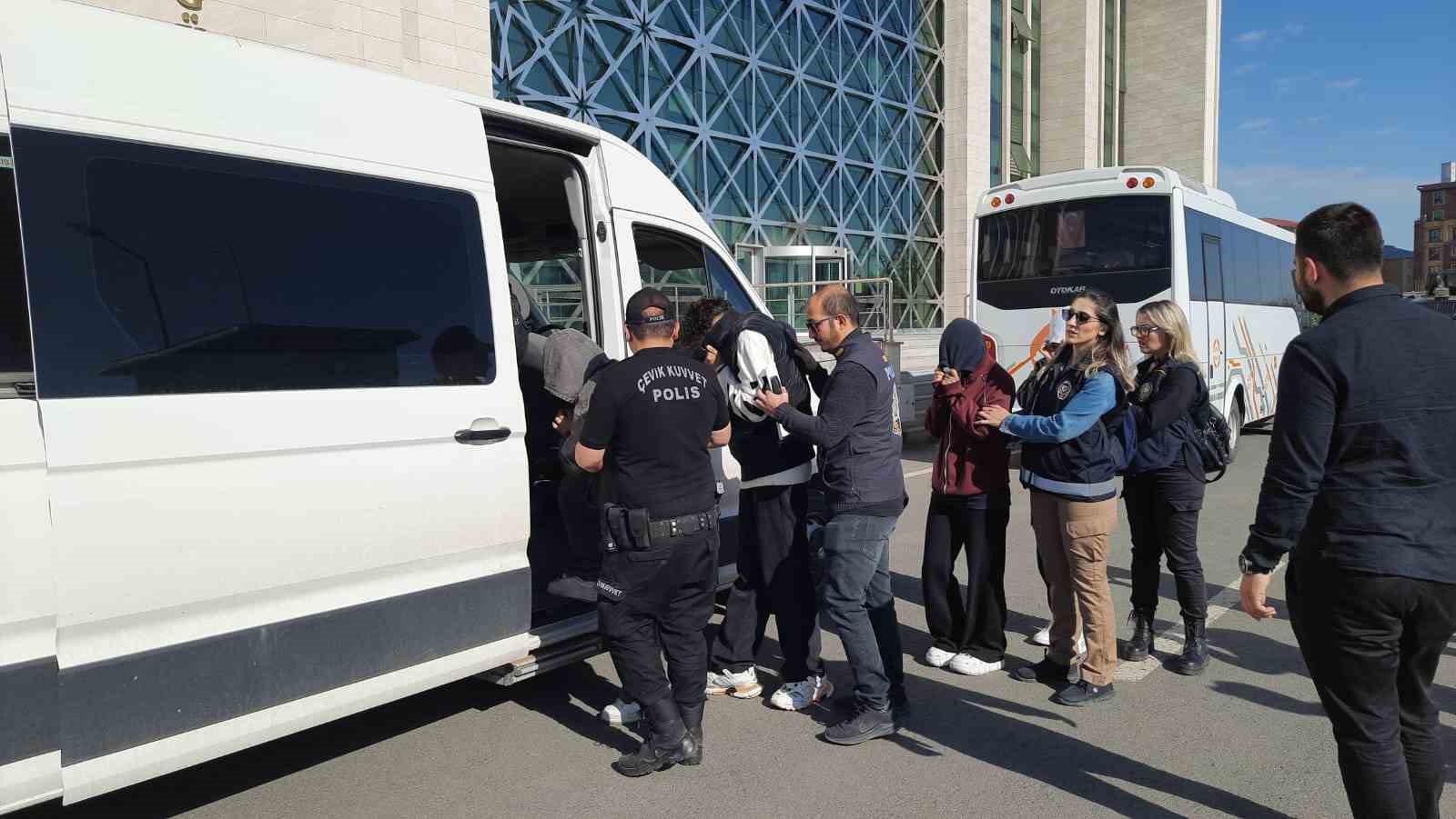 Kars polisi yüzlerce kişiyi dolandıran çeteyi çökertti