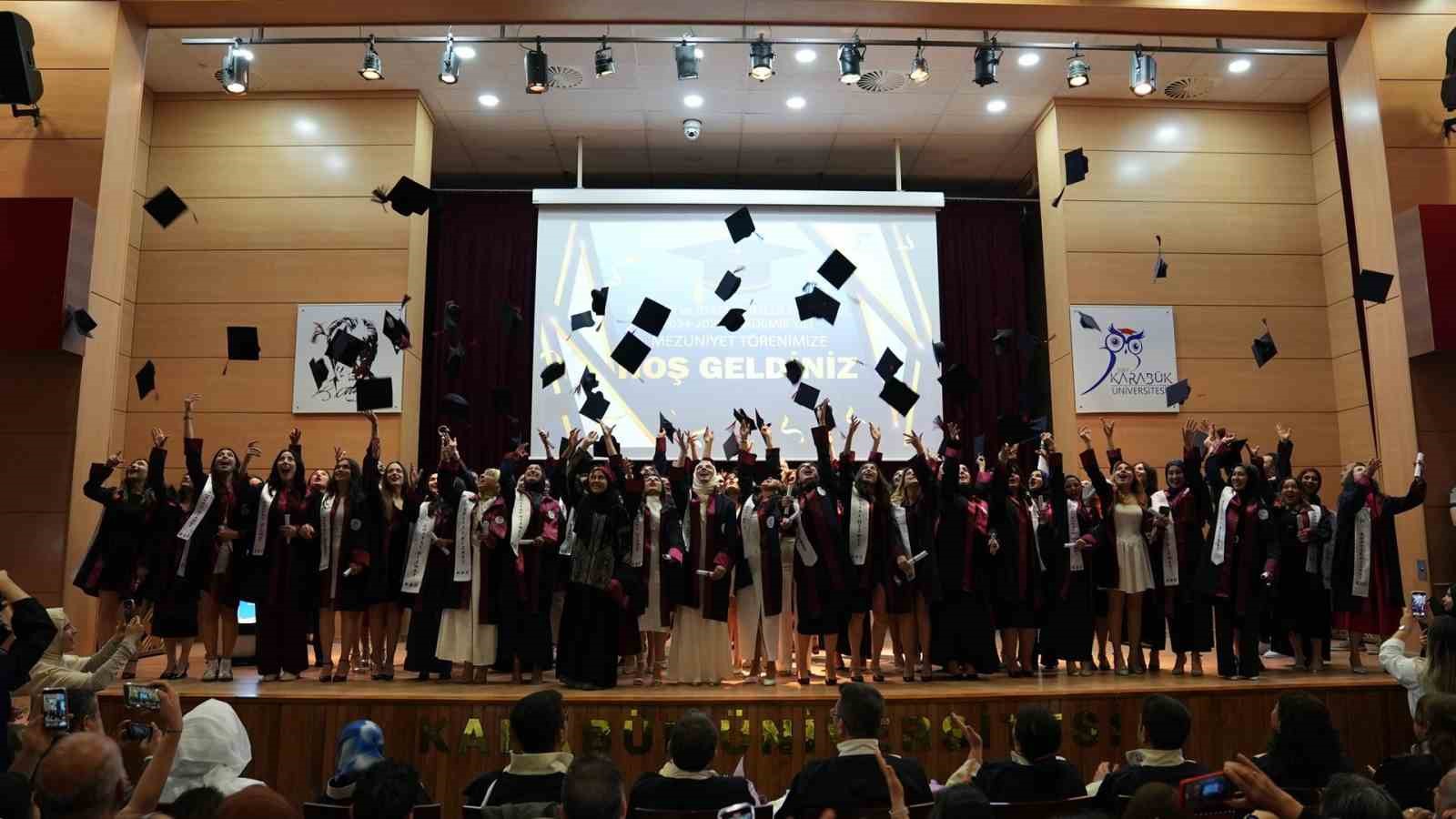 Karab&uuml;k &Uuml;niversitesinde mezuniyet coşkusu
