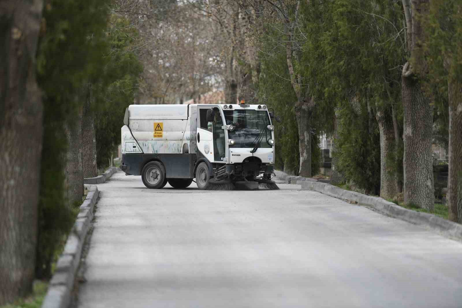 Büyükşehir Belediyesi, mezarlıkları bayram ziyaretine hazırladı