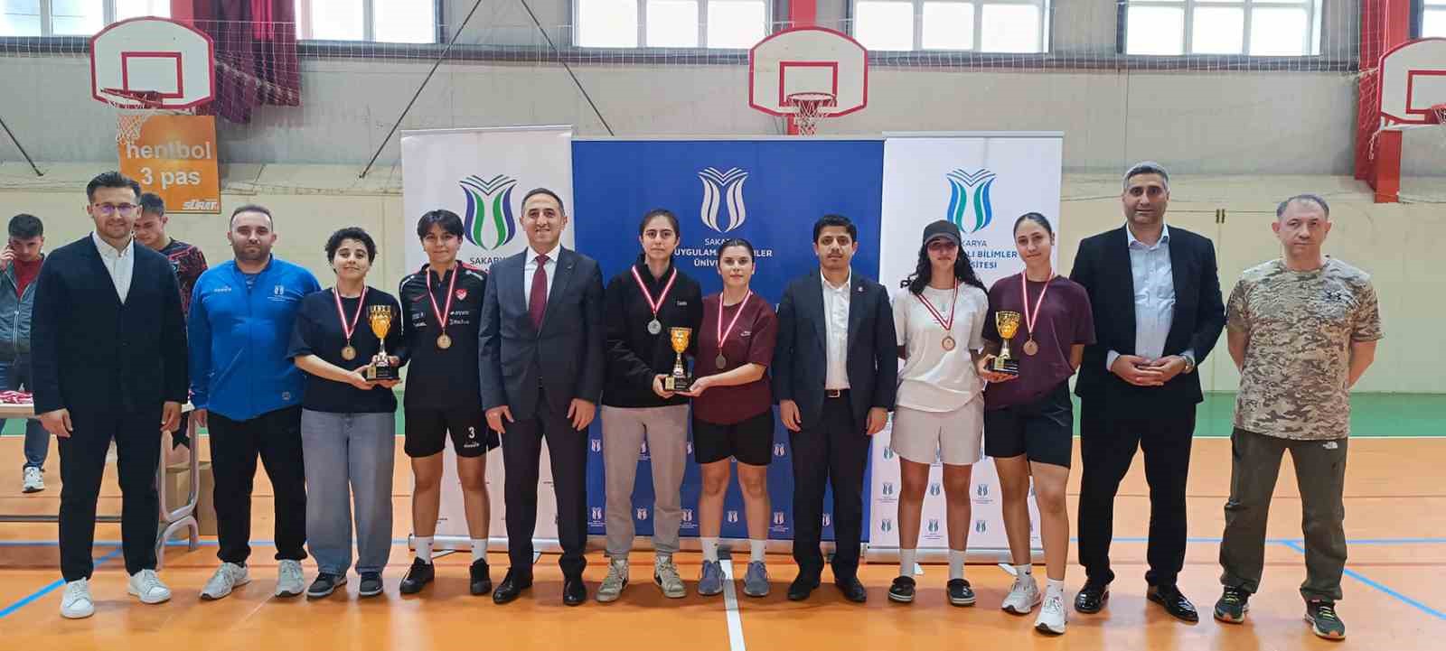 Futsal turnuvasında şampiyonlar ödüllerini aldı
