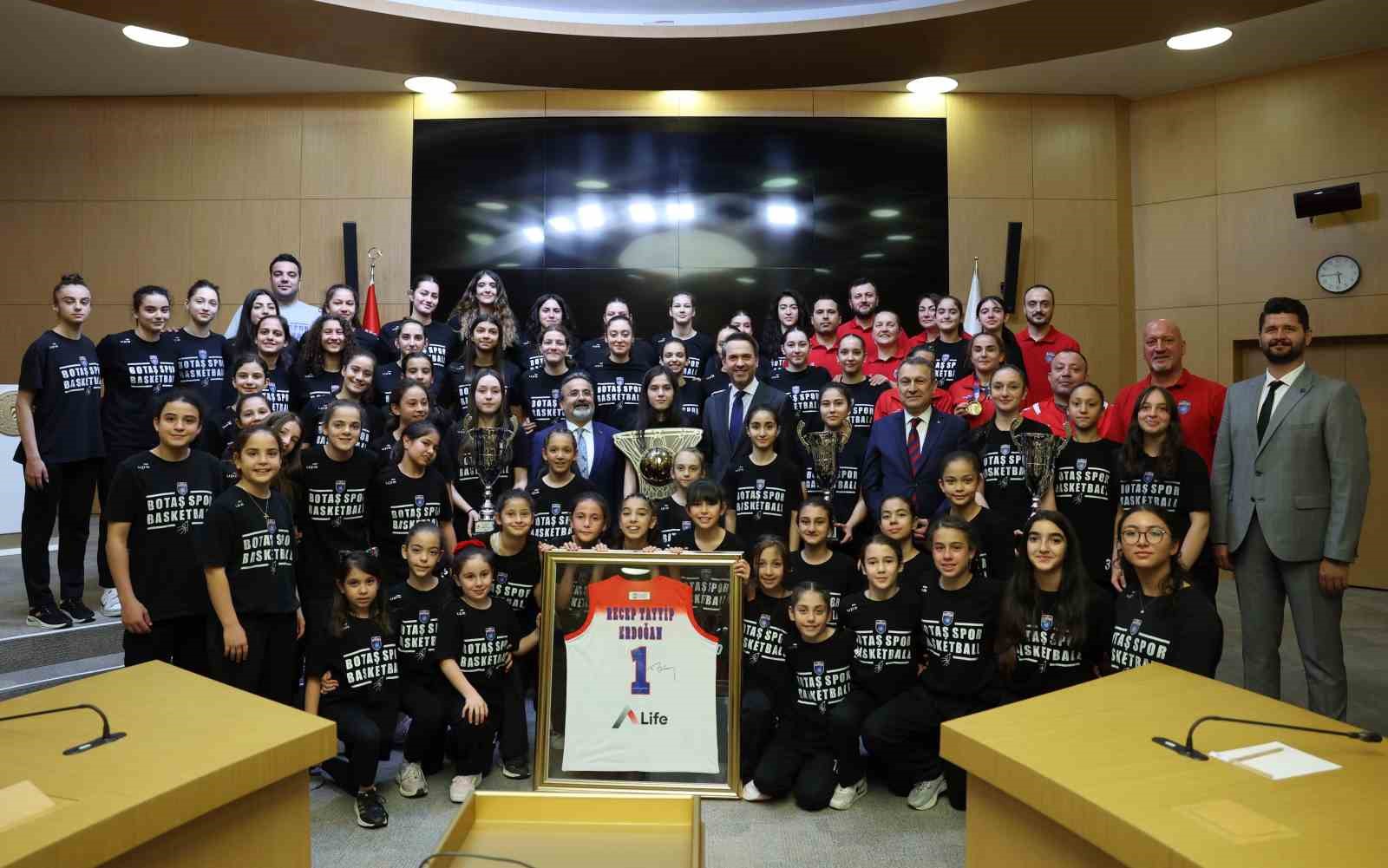 Bakan Bayraktar Şampiyon BOTAŞ Spor’la bir araya geldi