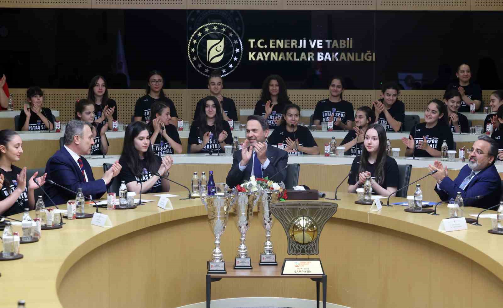 Bakan Bayraktar Şampiyon BOTAŞ Spor&rsquo;la bir araya geldi
