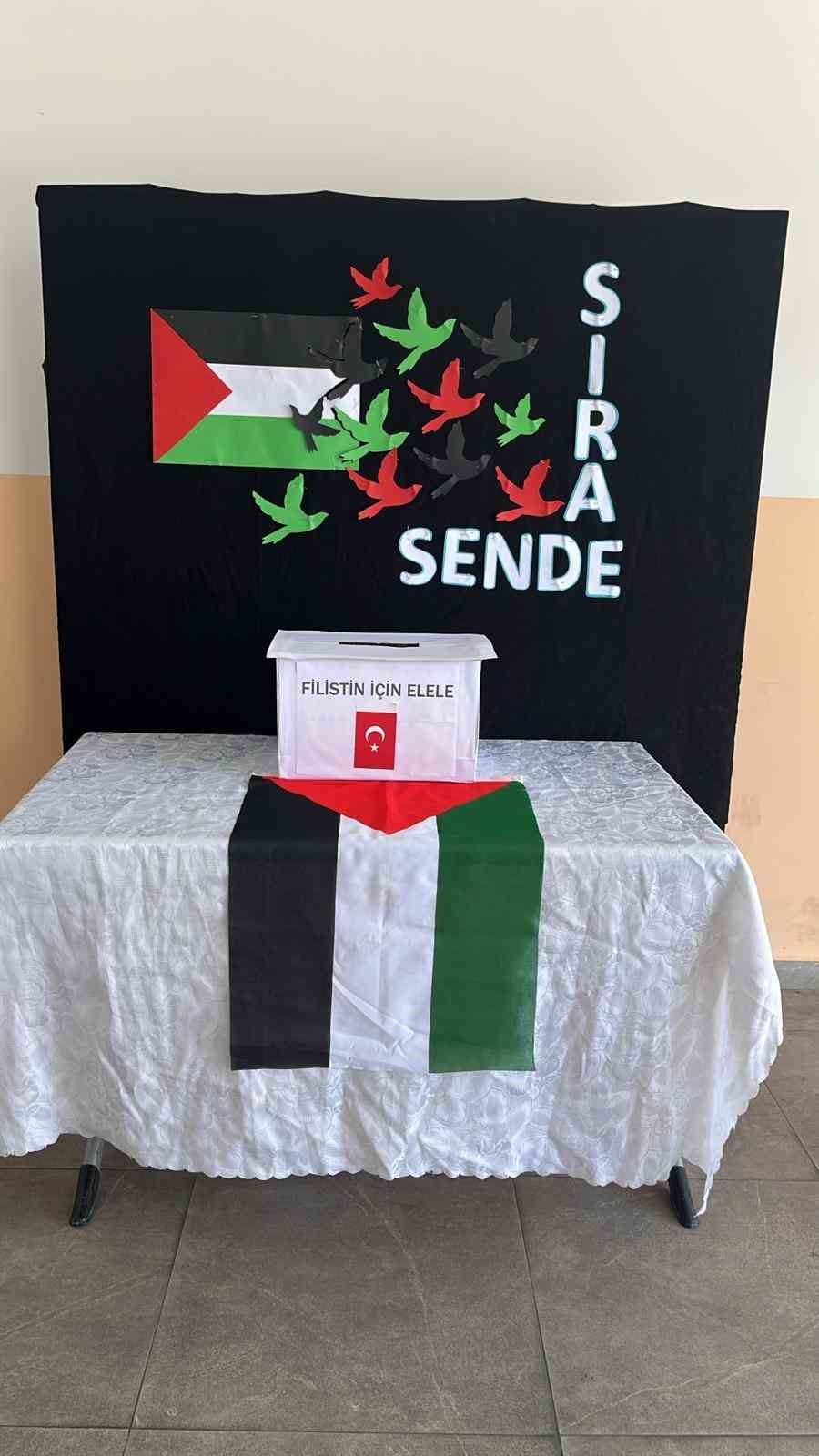 Minik y&uuml;rekler har&ccedil;lıklarını Gazze i&ccedil;in topladı
