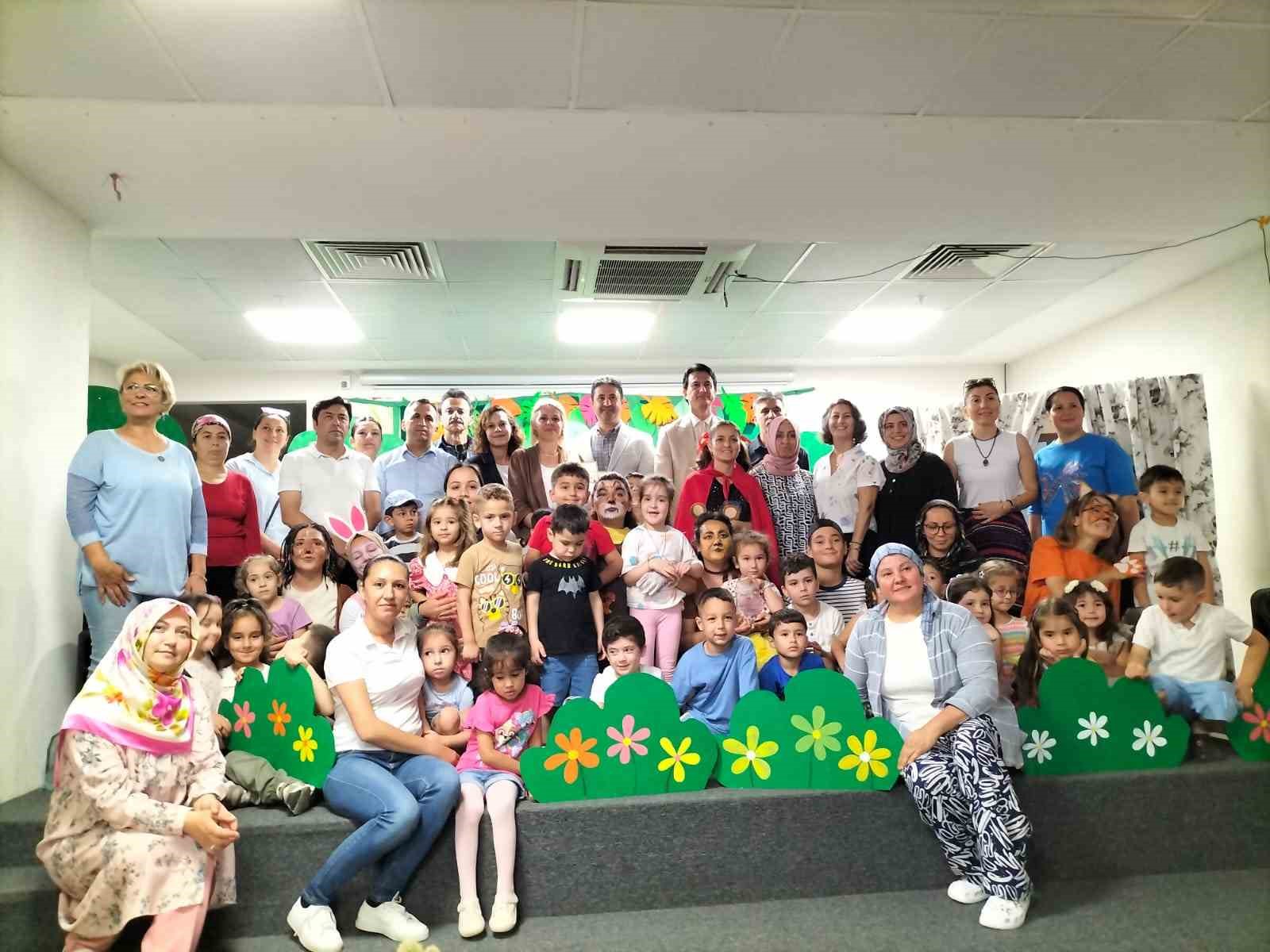 Köyceğiz’de veliler tiyatro oyuncularına taş çıkarttı