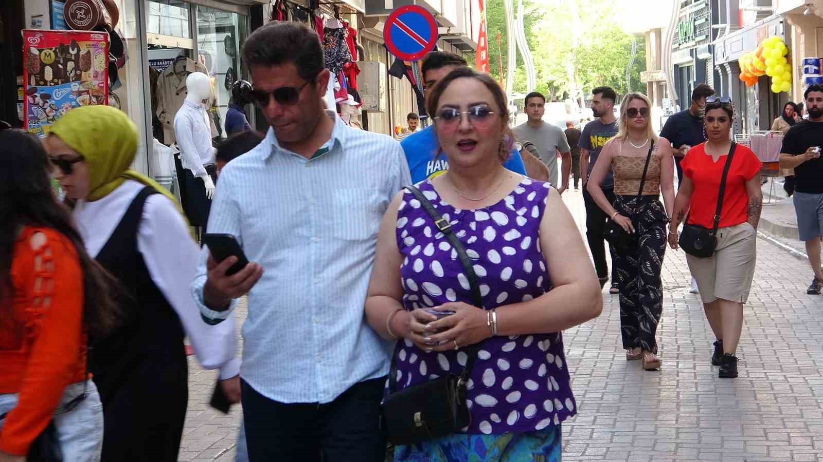 Van'da Bayram Coşkusu: İranlı Turistlerin Harcamaları Esnafı Sevindirdi!