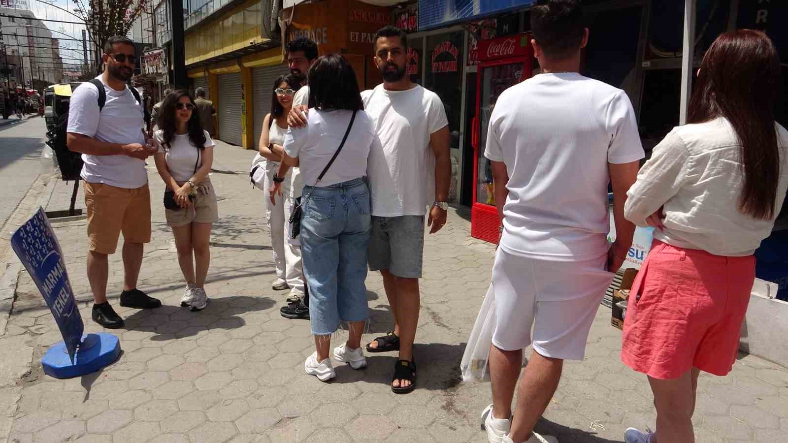 İranlı turistler Van esnafına &ccedil;ifte bayram yaşattı
