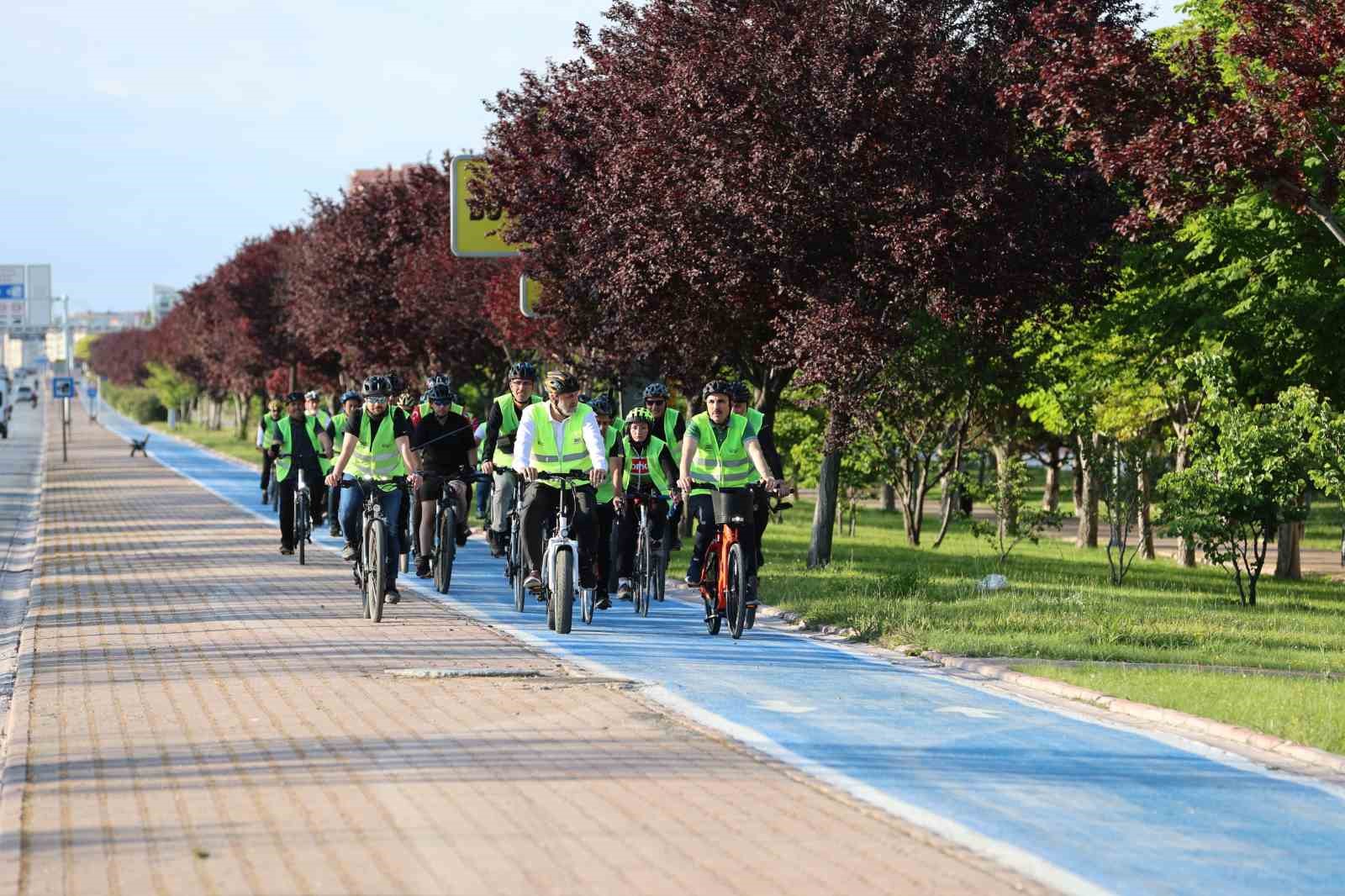 Başkan Altay, D&uuml;nya Bisiklet G&uuml;n&uuml;&rsquo;nde bisikletseverlerle pedal &ccedil;evirdi
