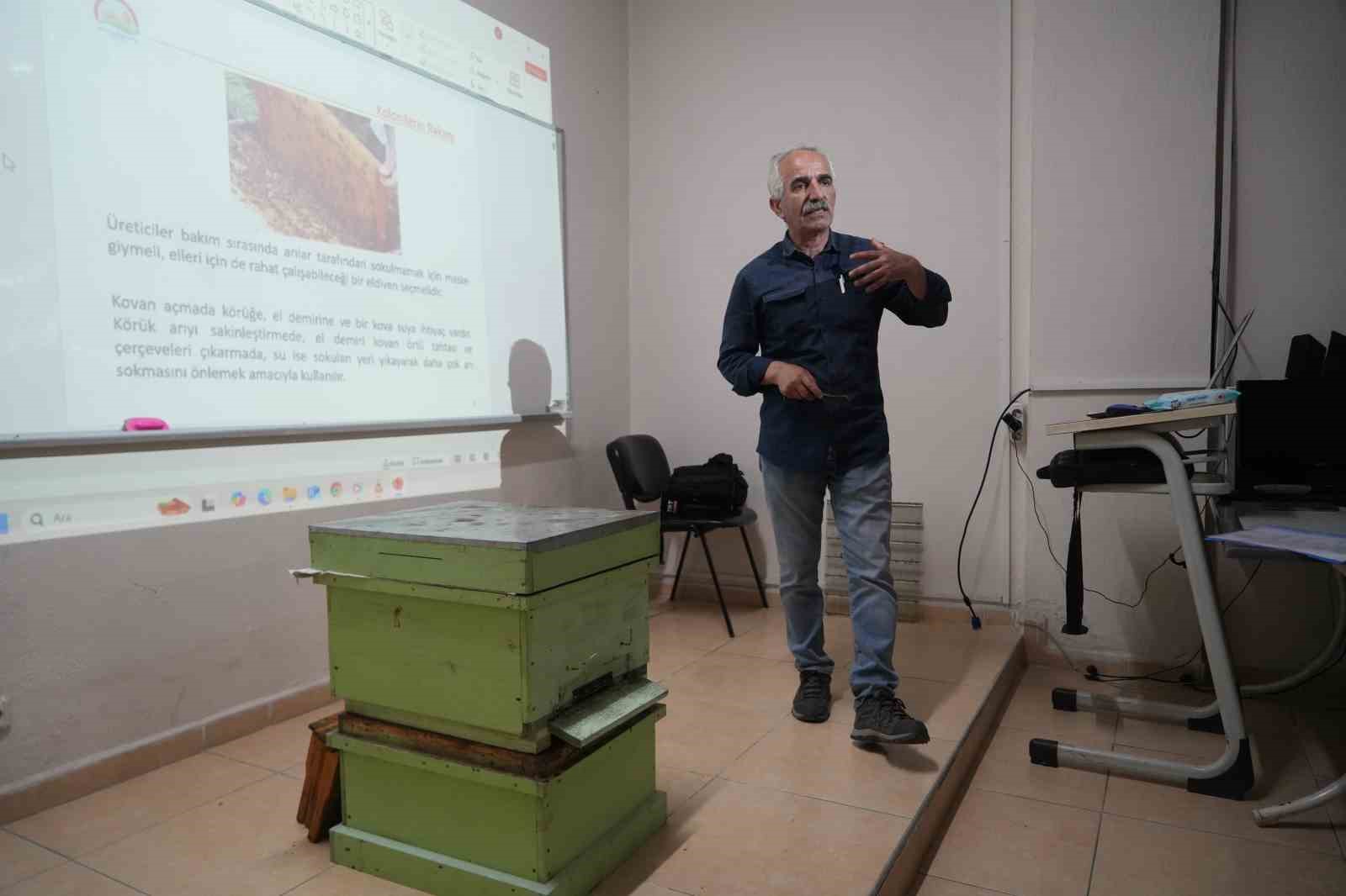 Arıyla gelen geçim kaynağı: Kursiyerler arıcılıkla yeni bir yola çıkıyor