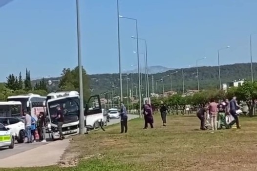 Freni patlayan minibüs önündeki araca ve aydınlatma direğine çarptı: 4 yaralı