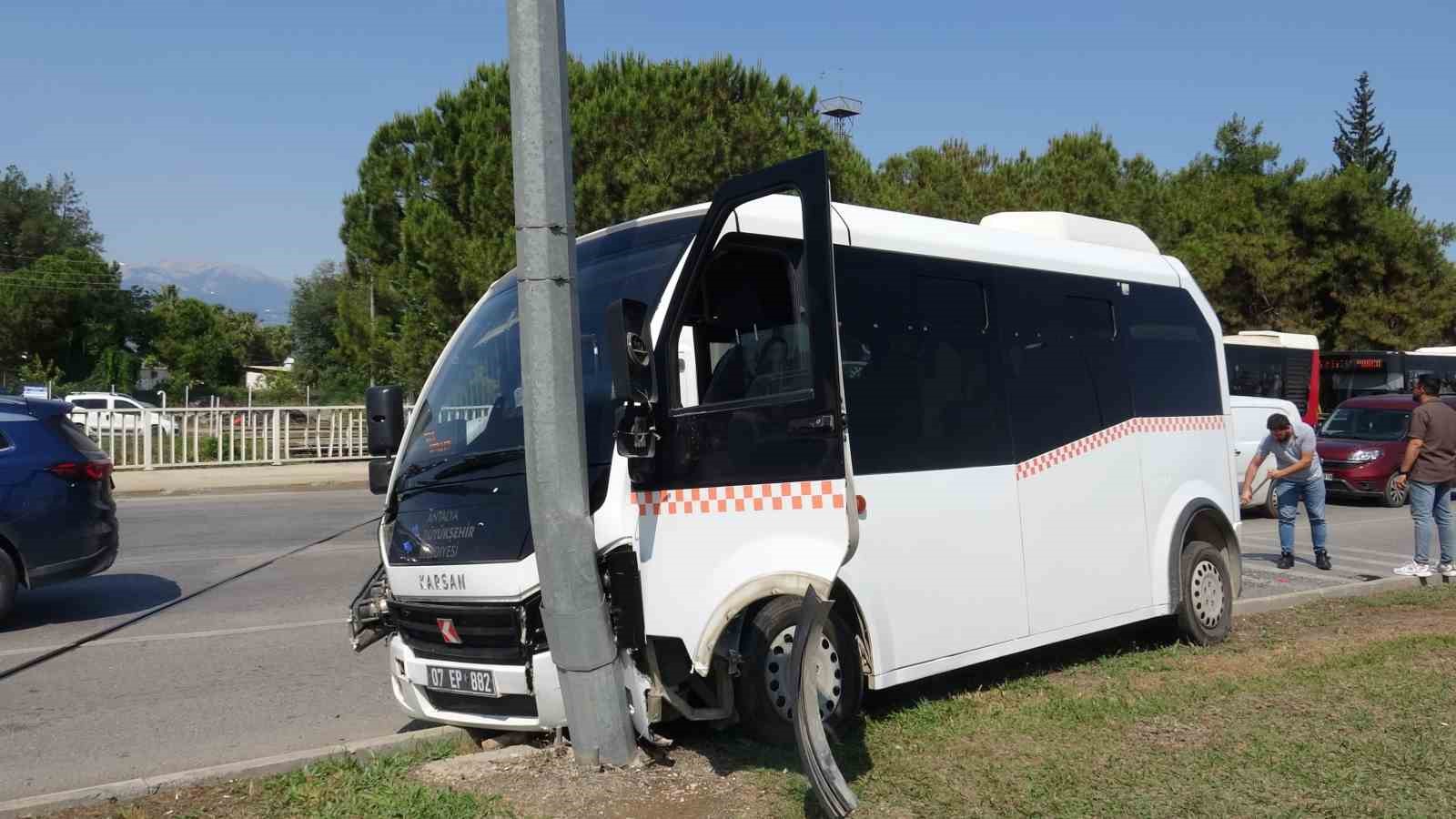 Freni patlayan minib&uuml;s &ouml;n&uuml;ndeki araca ve aydınlatma direğine &ccedil;arptı: 4 yaralı
