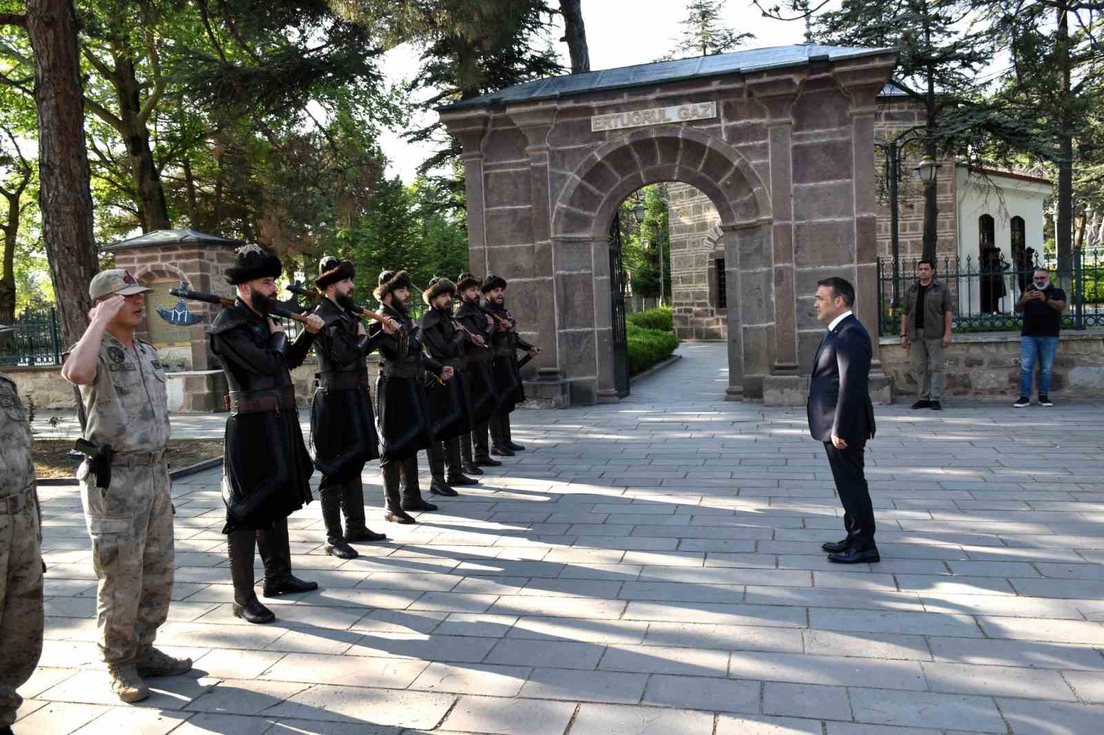 Bilecik Valisi S&ouml;zer Ertuğrul Gazi&rsquo;nde dua ederek g&ouml;reve başladı
