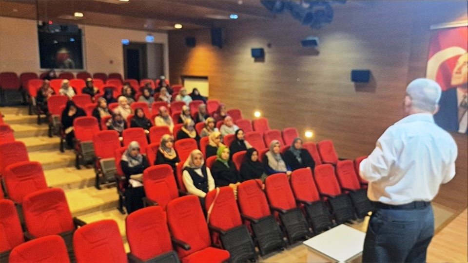 Simav’da bayan Kur’an kursu öğreticilerine seminer