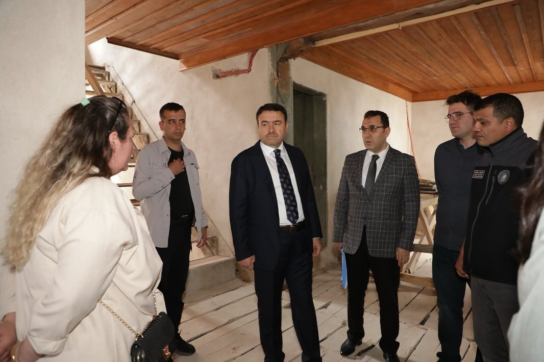 Kütahya’da Gençlik Merkezi olarak restorasyonu süren tarihi konakta inceleme