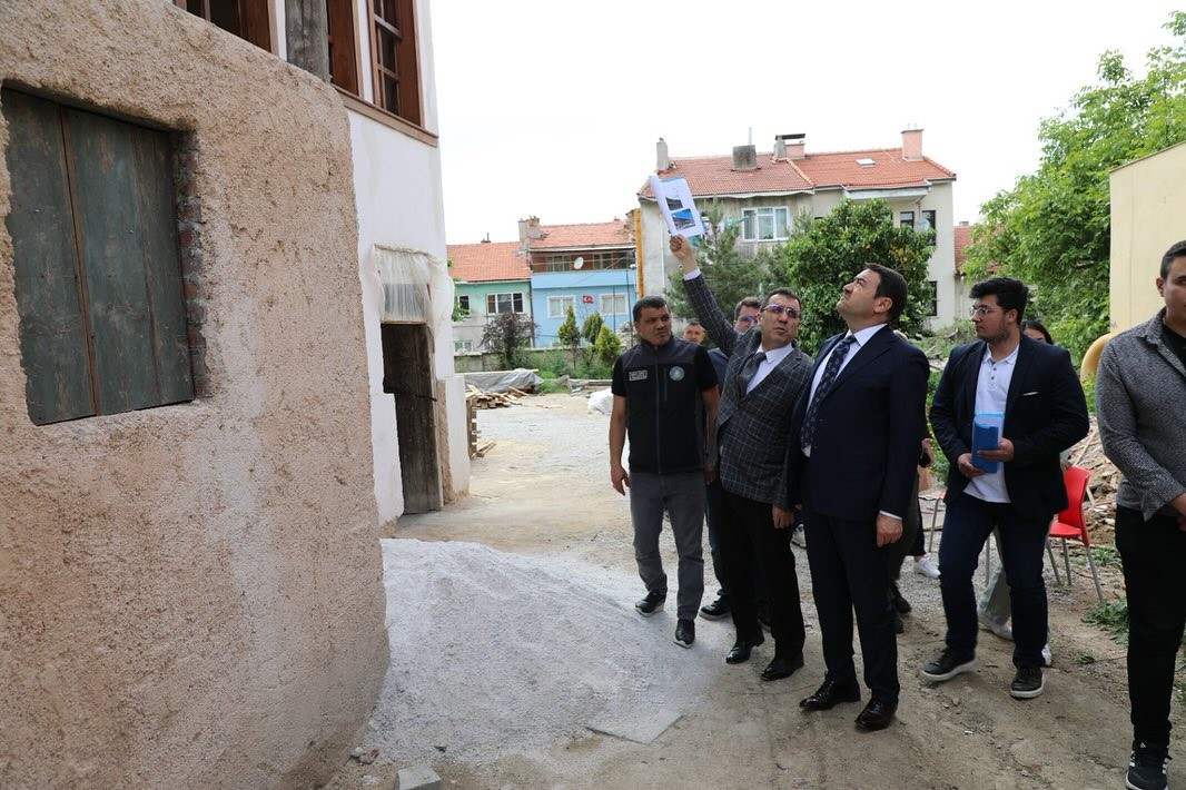 Kütahya’da Gençlik Merkezi olarak restorasyonu süren tarihi konakta inceleme
