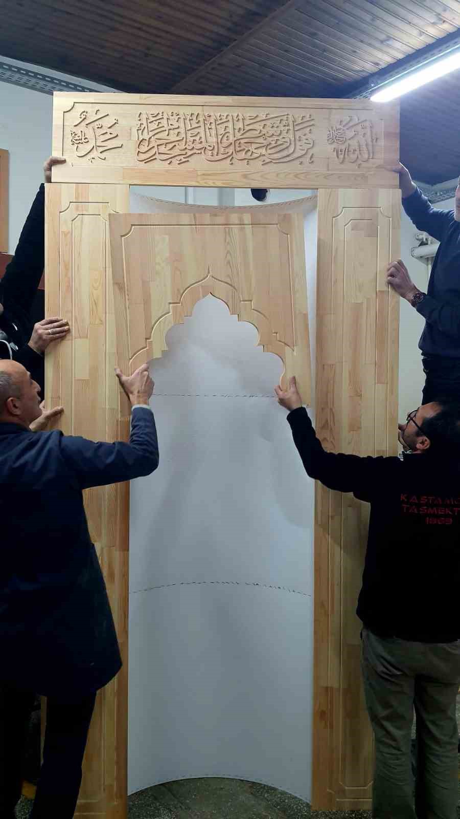 Ahşap oyma ile yenilediler, mescidi bayrama hazırladılar
