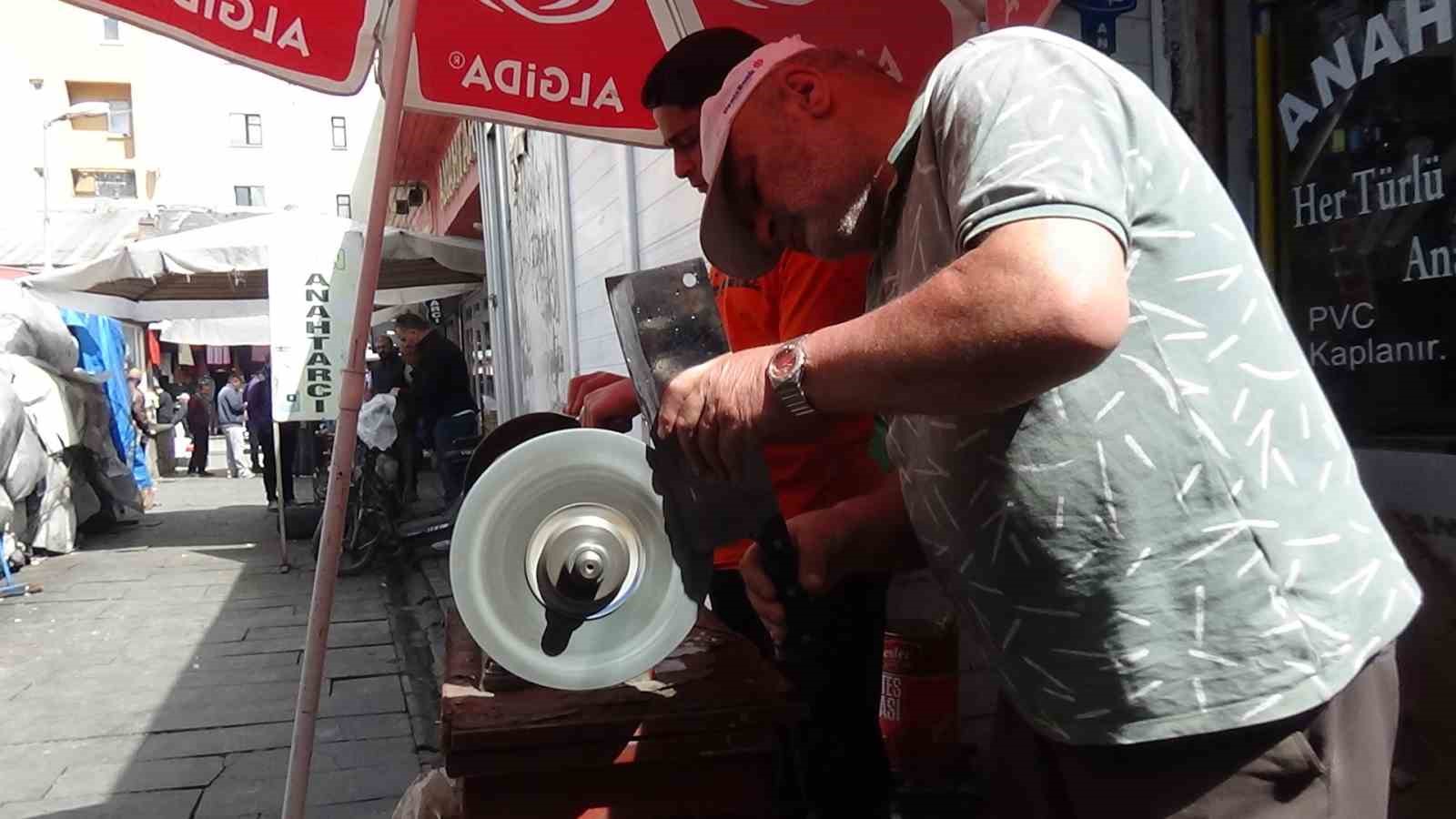 Kars’ta bıçaklar kurbanlar için bileniyor