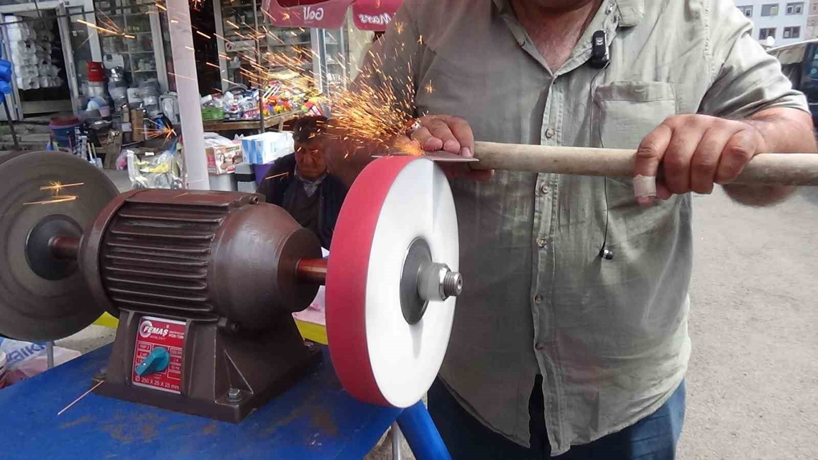 Kars&rsquo;ta bı&ccedil;aklar kurbanlar i&ccedil;in bileniyor
