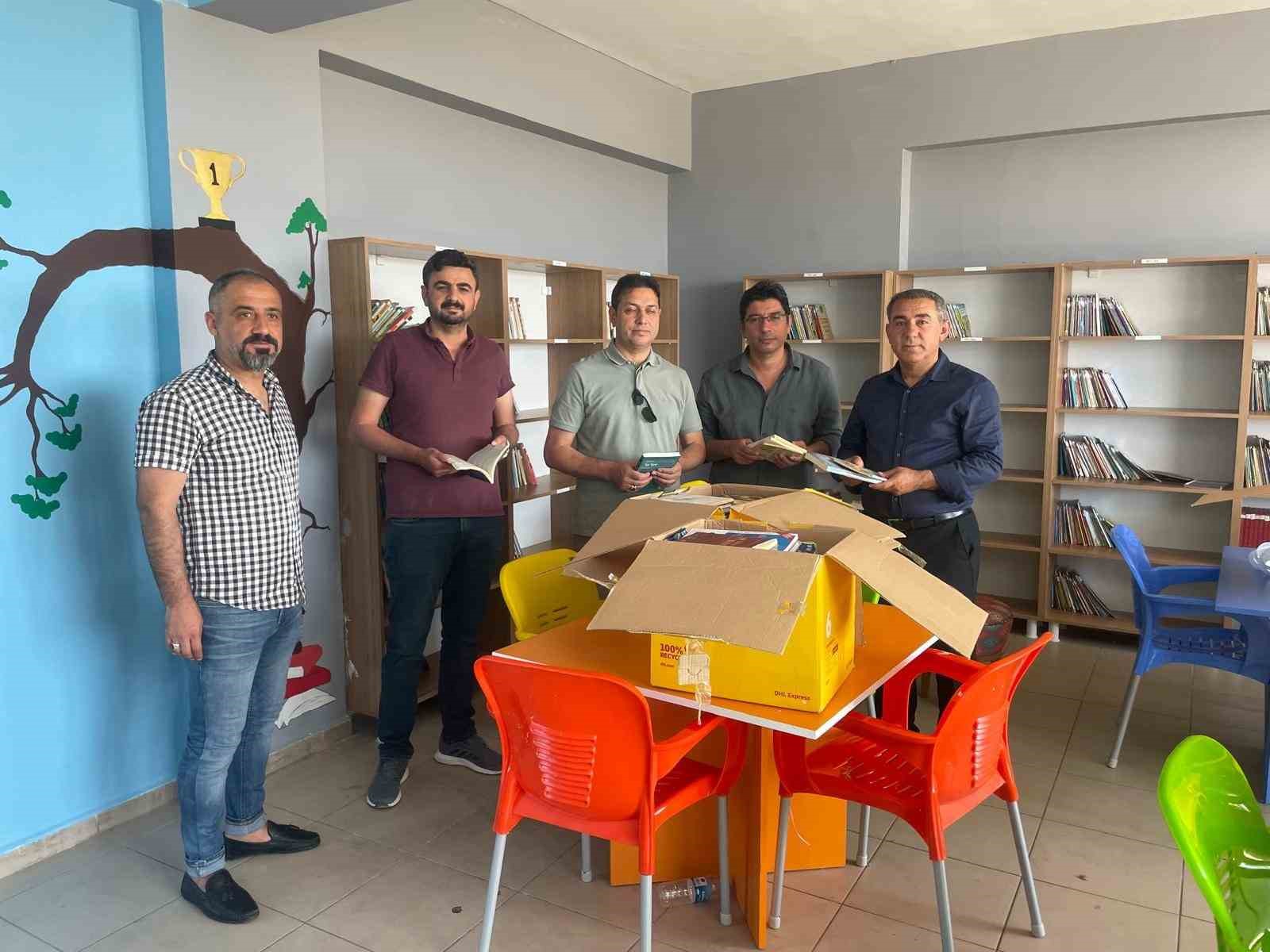Kardeş köy okuluna kütüphane desteği
