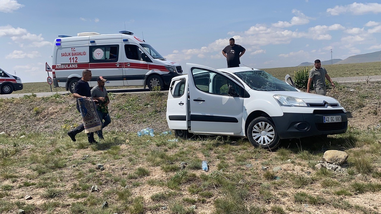 Konya’da lastiği patlayan hafif ticari araç takla attı: 2 yaralı