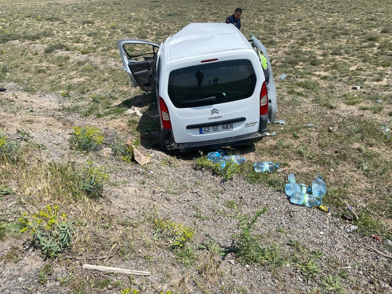 Konya&rsquo;da lastiği patlayan hafif ticari ara&ccedil; takla attı: 2 yaralı
