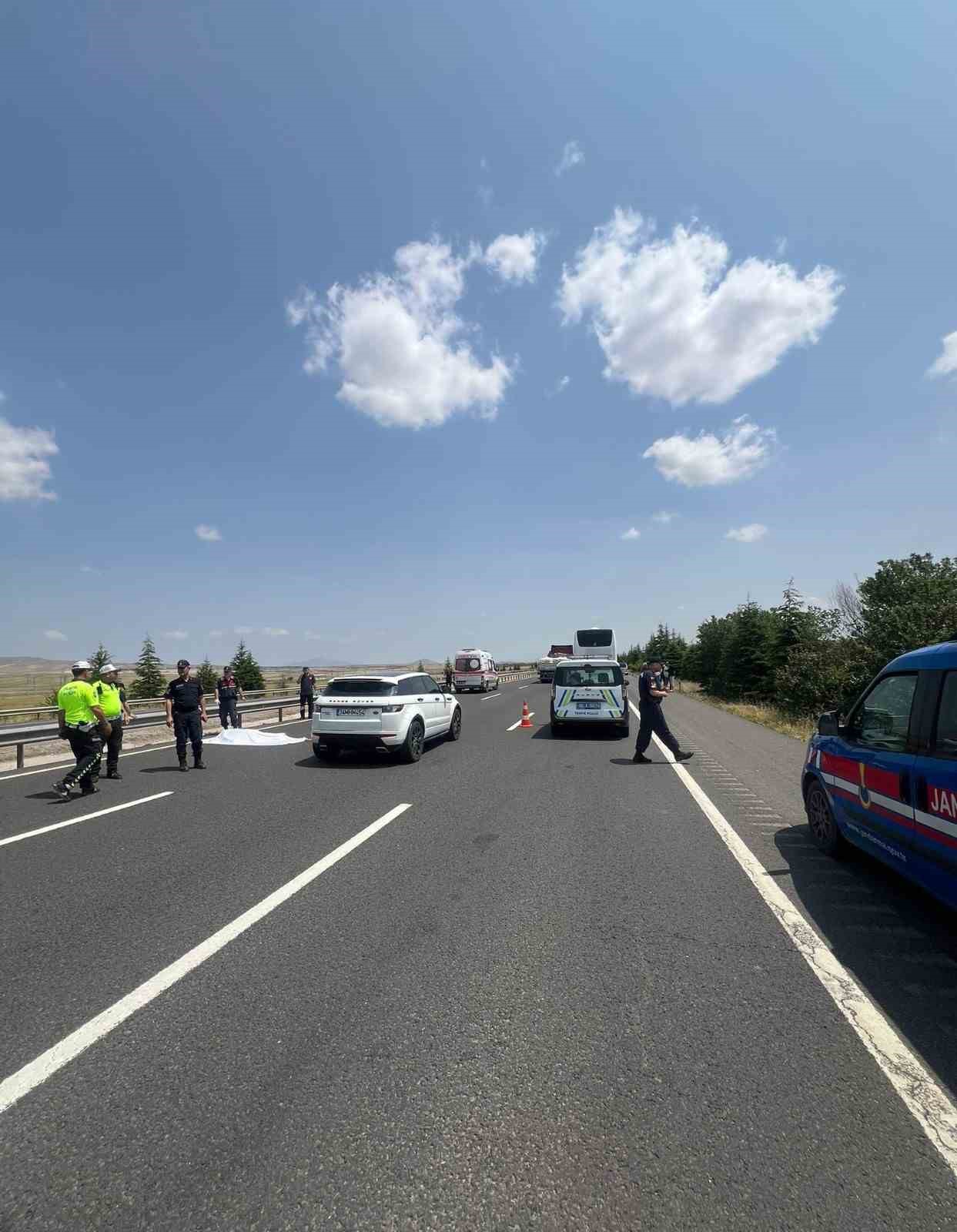 Polatlı otobanda otob&uuml;s&uuml;n &ccedil;arptığı yaya hayatını kaybetti
