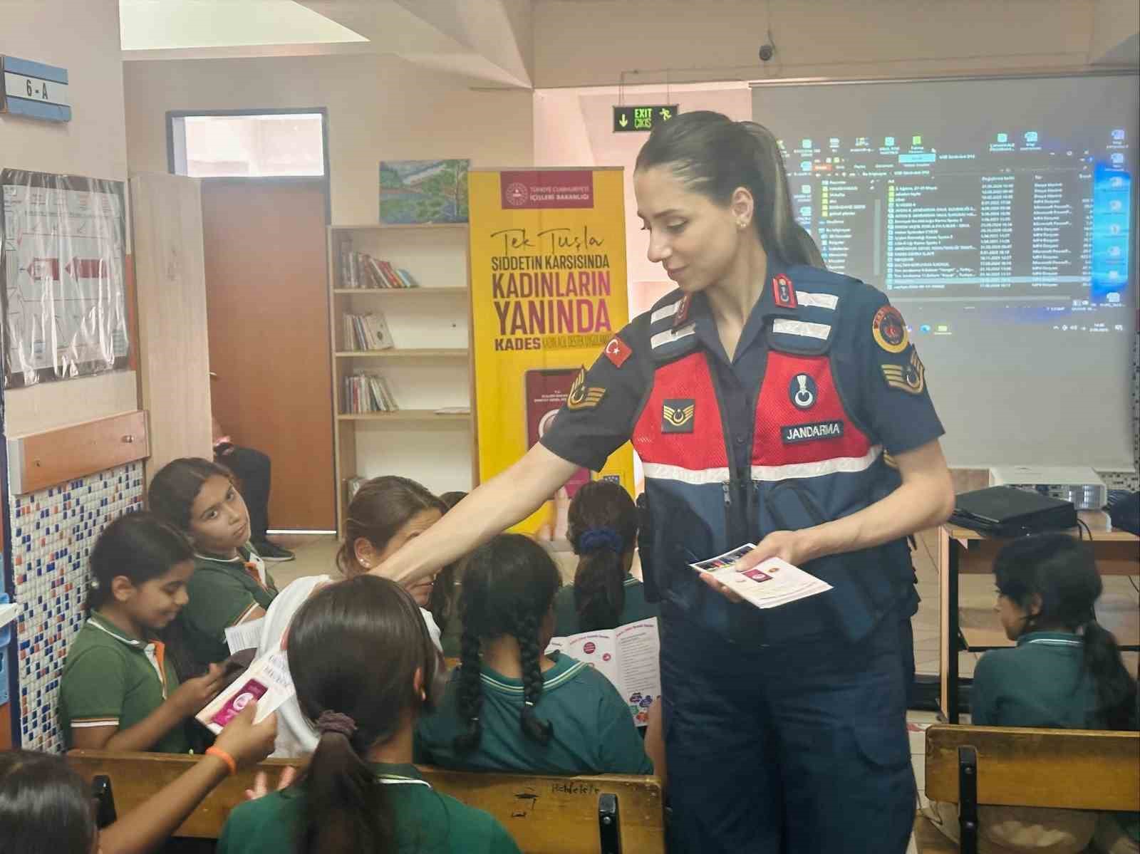 Aydın jandarmasından &ouml;ğrencilere şiddet ve su&ccedil;a karşı farkındalık eğitimi
