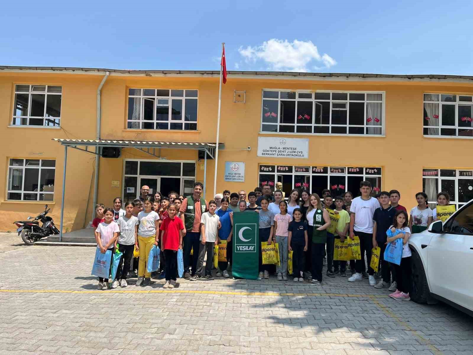 Üniversite öğrencilerinden köy okuluna anlamlı destek