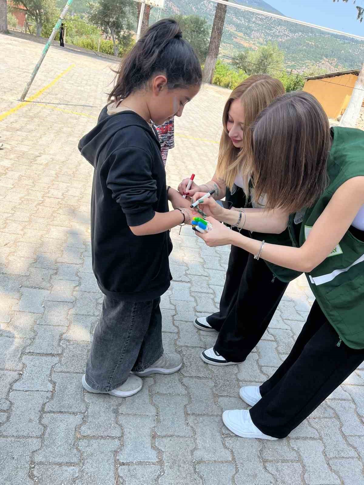 &Uuml;niversite &ouml;ğrencilerinden k&ouml;y okuluna anlamlı destek
