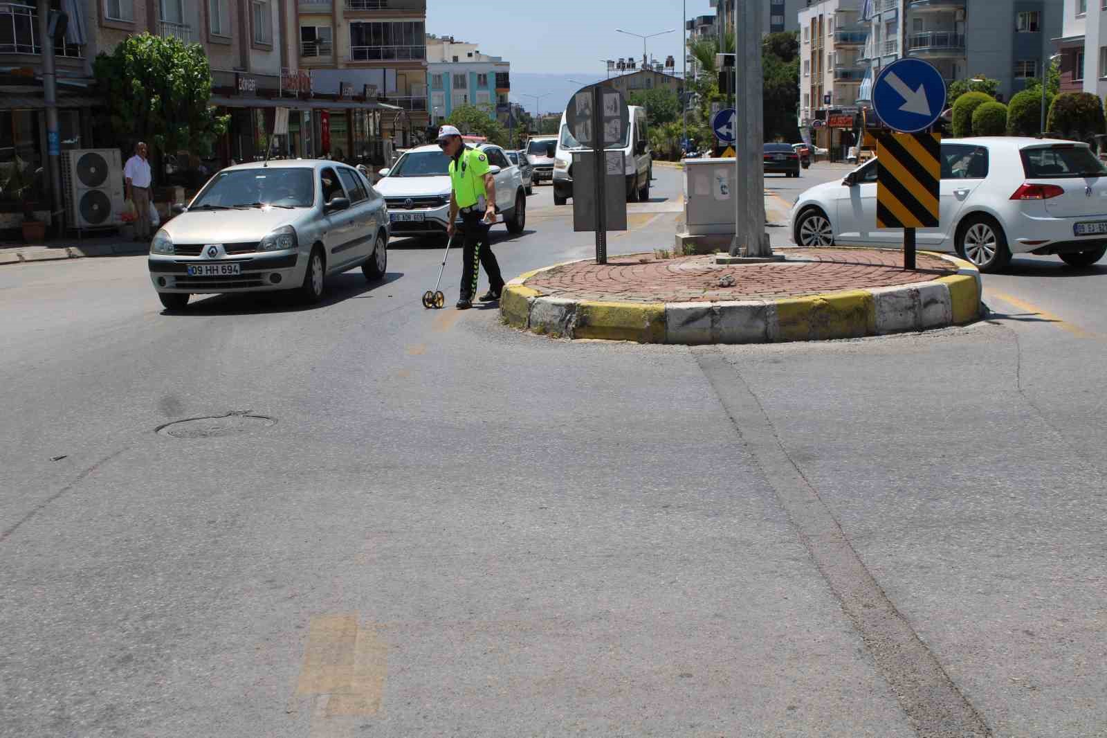 Refüje çarpıp savrulan motosiklet sürücüsü yaralandı
