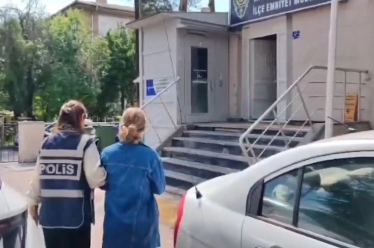 Halk otobüsünde düşürülen altın kolyeyi alan şahıs gözaltına alındı