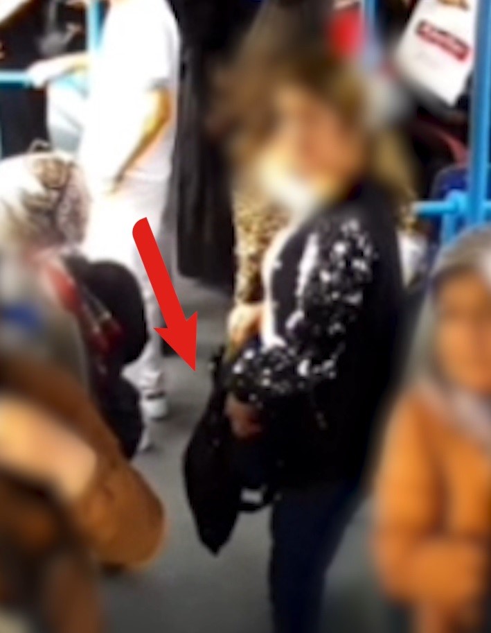 Halk otob&uuml;s&uuml;nde d&uuml;ş&uuml;r&uuml;len altın kolyeyi alan şahıs g&ouml;zaltına alındı
