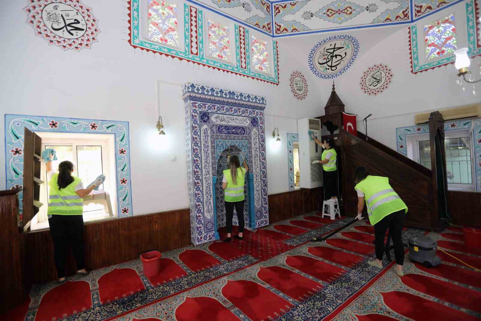 Büyükşehir Belediyesinden Camilerde Bayram temizliği