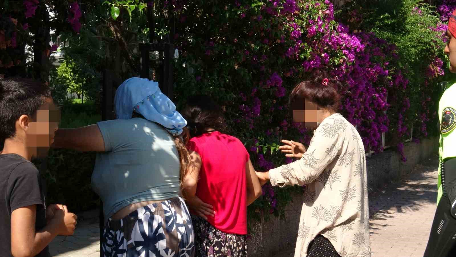 Marketten dondurma ve i&ccedil;ecekleri alıp kıyafetlerine gizleyen kadınlar, ticari takside yakalandı
