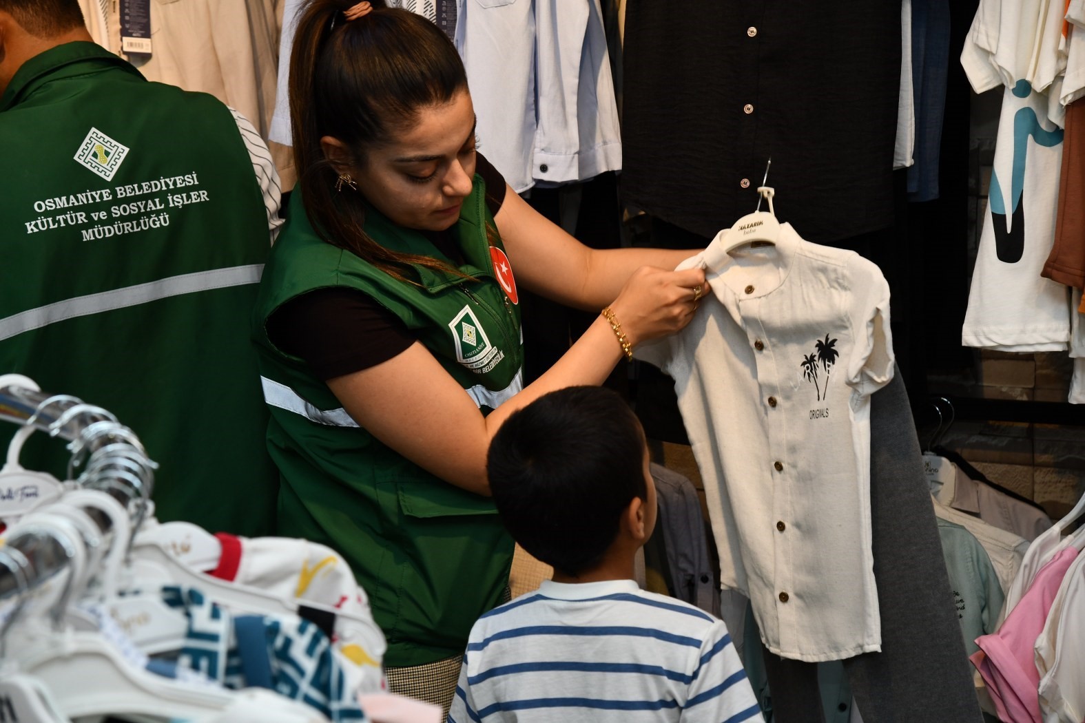 Yetim-&ouml;ks&uuml;z &ccedil;ocuklar bayram sevincini erken yaşadı
