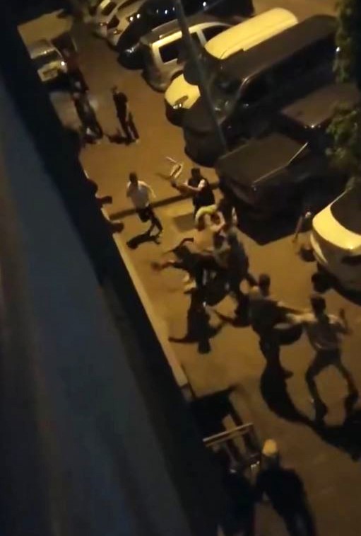 Bayrampaşa’da sandalyelerle birbirlerine öldüresiye saldırdılar: O anlar kamerada