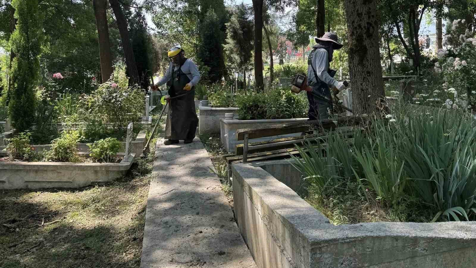 Kartepe’de mezarlık temizliği
