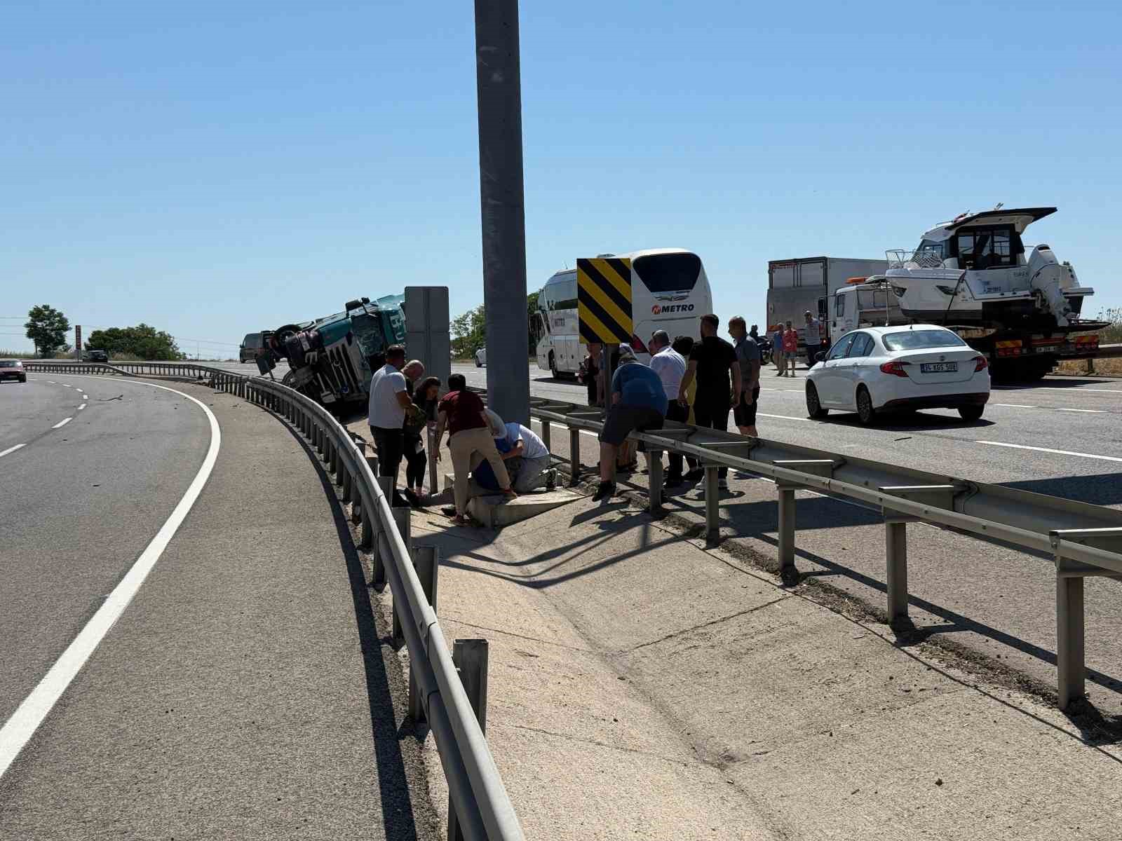 Tekirdağ’da devrilen tırdan refüje savrulan sürücü yaralandı

