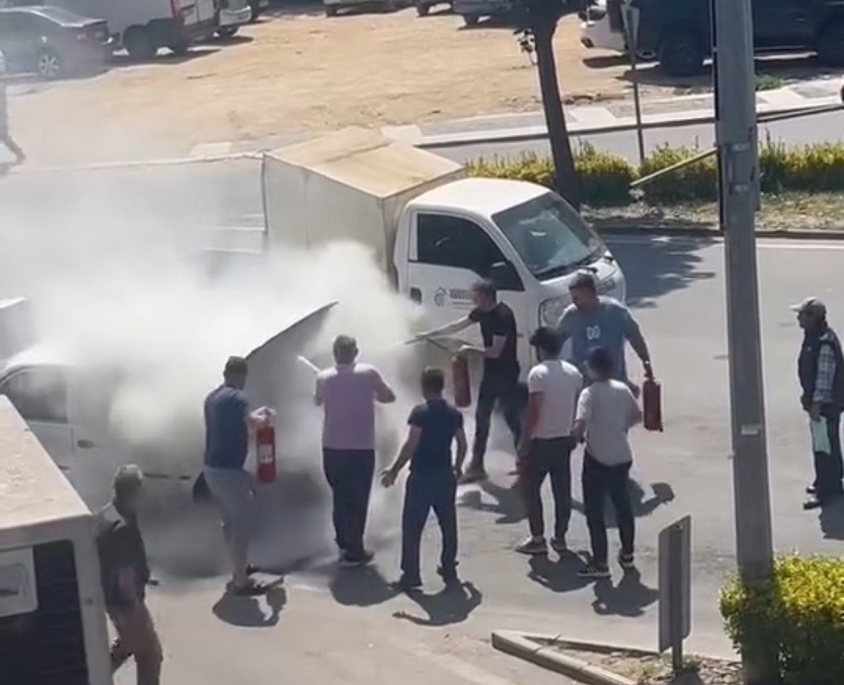 Yanan otomobili duyarlı vatandaşlar söndürdü